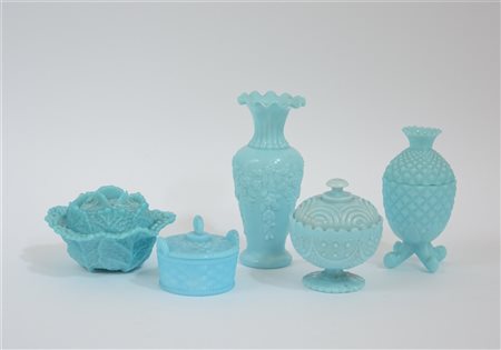 Lotto composto da un vasetto e quattro contenitori con coperchio in opaline cel