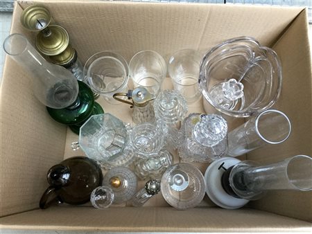 Cartone contenente numerosi oggetti in vetro di fatture e per usi differenti (d