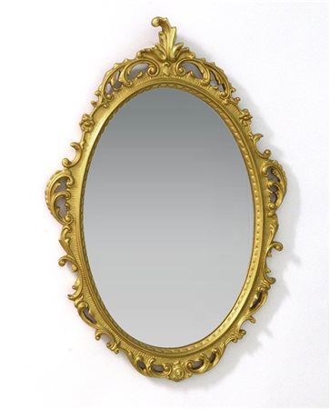Specchiera di forma ovale con cornice in legno intagliato e dorato a volute e f