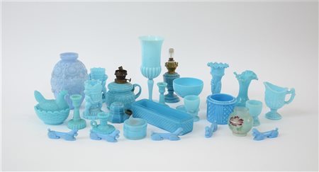 Un cartone contenente numerosi oggetti in opaline celeste per usi differenti (d