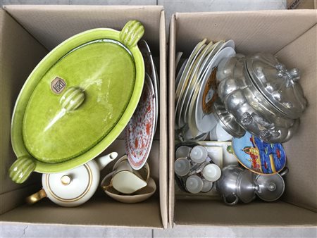 Lotto di due cartoni contenenti numerosi oggetti per la tavola (difetti)