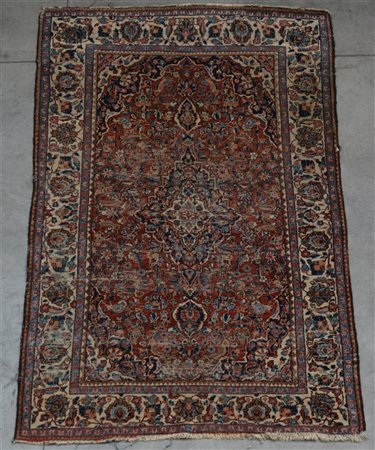 Tappeto Sarouk, Persia, fine secolo XIX.
Disegno a medaglione blu con puntali s