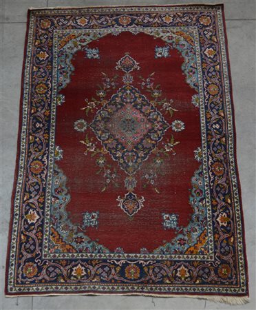 Tappeto Kaiseri, Anatolia, secolo XX.
Decoro a medaglione blu su fondo rosso (c