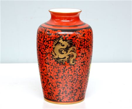 Vaso in porcellana con decoro di gusto orientale, firmato Morbelli arte (h cm 2