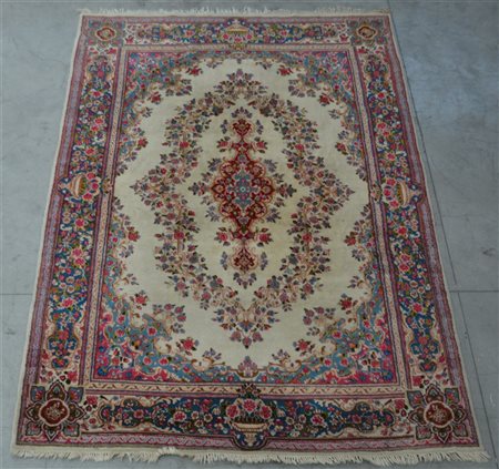 Tappeto Kirmam, Persia, secolo XX.
Decoro a medaglione rosso su fondo bianco (c