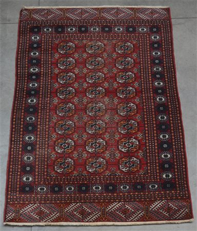 Tappeto Bouhkara, Pakistan, secolo XX.
Decoro a gul su fondo rosso (cm 190x129)