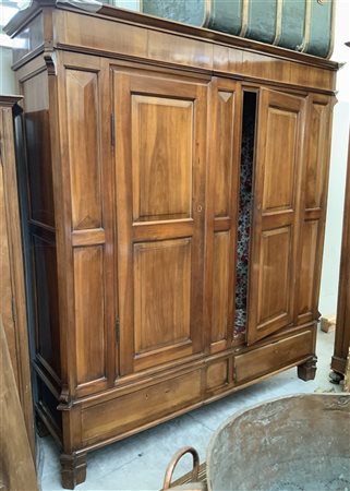 Armadio in noce a due ante pannelate e due cassetti alla base, secolo XIX (cm 1