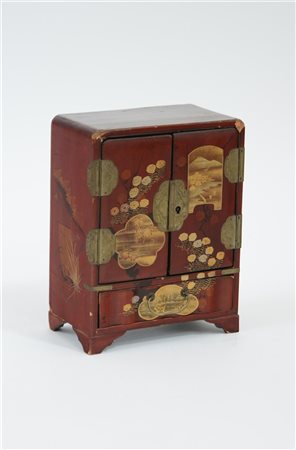 Piccolo portagioie in lacca color cinabro con decorazioni dorate e nere (cm 15x