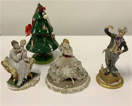 Lotto composto da tre statuette ed una bottiglia in ceramica e porcellana (dife