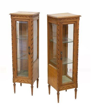 Coppia di vetrinette con montanti e fasce intagliate (cm 31x104x30) (difetti e