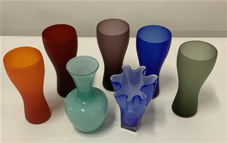 Lotto composto da cinque bicchieri e due vasetti in vetro di fatture diverse. E