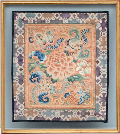 Ricamo in seta, Cina fine secolo XIX.Raffigurante al centro una peonia con pipi