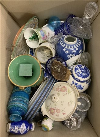 Cartone contenente numerosi oggetti di fattura e materiali diversi (difetti)