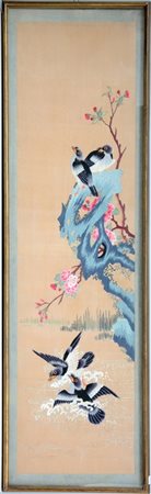 Ricamo, Cina secolo XX, in seta su seta raffigurante una roccia con rami di pes