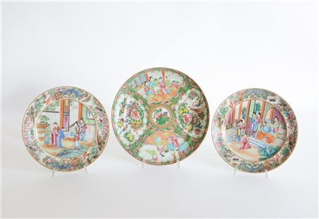 Tre piatti in porcellana Famiglia Rosa Cantonese con scene di vita (coppia d cm