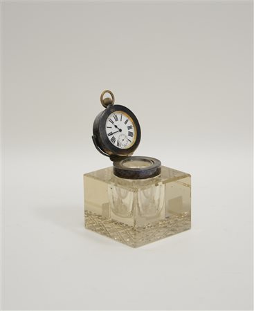 Calamaio con coperchio in argento sormontato da orologio in metallo con carica