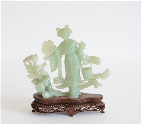 Gruppo scultoreo in pietra dura di colore verde con figura femminile (h cm 16)