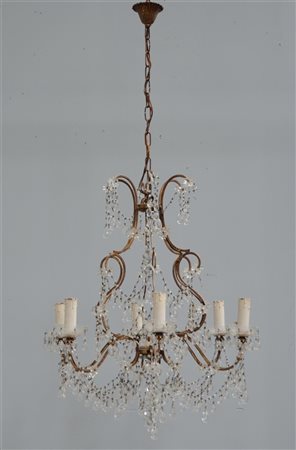 Lampadario a sei luci con struttura in metallo e pendagli in cristallo (difetti