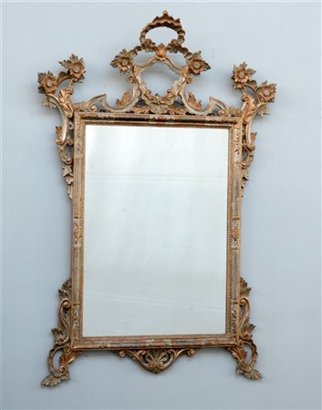 Specchiera con cornice in legno intagliato, dorato e argentato con decoro a fio