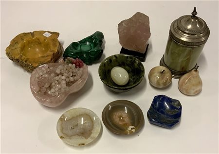 Cartone contenente numerosi oggetti diversi in pietra dura (difetti)