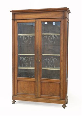 Vetrina a due ante con vetri incisi a palme e volute, montanti scanalati, piedi