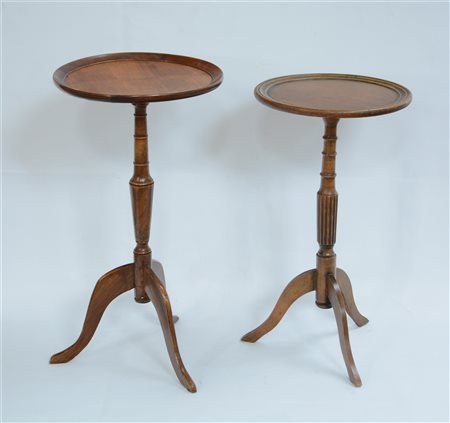 Lotto di due tavolini porta vasi tripodi con piani tondi (d cm 33, h max cm 63)