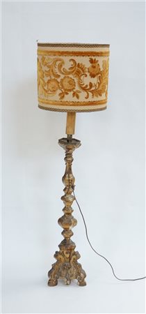 Antico porta cero tripode in legno intagliato montato a luce elettrica (fusto c