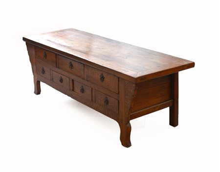 Mobile basso a sette cassetti, montanti sagomati (cm 168x54x54) (difetti)
Manif