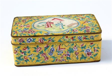 Scatola in metallo smaltato decorato con figure e motivi floreali su fondo gial