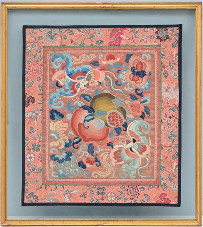 Ricamo in seta, Cina fine secolo XIX. Raffigurante al centro una pesca dei Mill