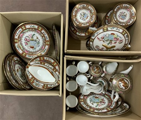 Manifattura orientale. Parte di servizio da tavola in porcellana composto da nu