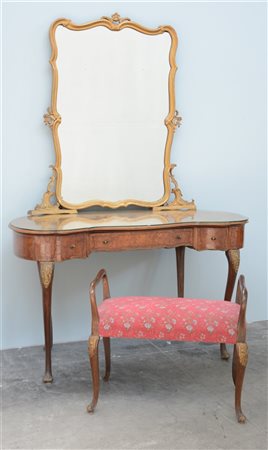 Toilette di forma mossa a tre cassetti con fascia e piano radicati e filettati,