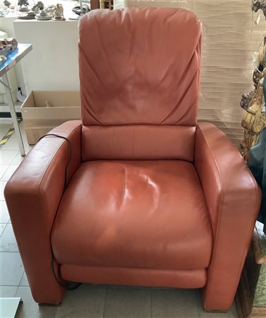 Poltrona elettrica reclinabile in pelle color mattone (difetti)