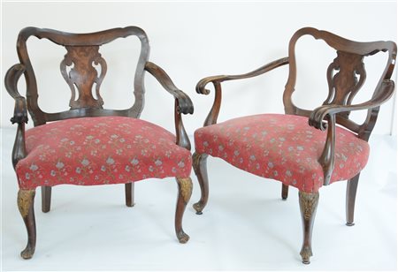 Coppia di poltroncine da camera di forma mossa con spalliera a giorno e cartell