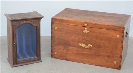 Lotto composto da un baule in legno con inserti in metallo (cm 82x51x49) e una