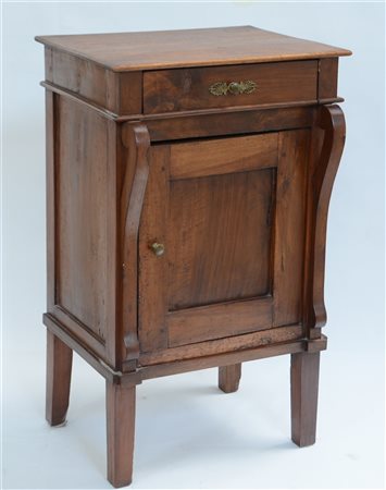 Comodino ad un cassetto e uno sportello con lesene mosse (cm 51x86x43) (difetti