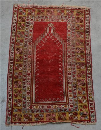 Tappeto preghiera Mudjiur, Anatolia, fine secolo XIX.
Mirab a fondo rosso. Molt