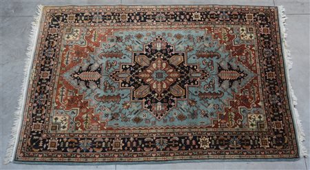 Tappeto Rumeno, secolo XX.
Decoro a medaglione polilobato con fondo blu notte s