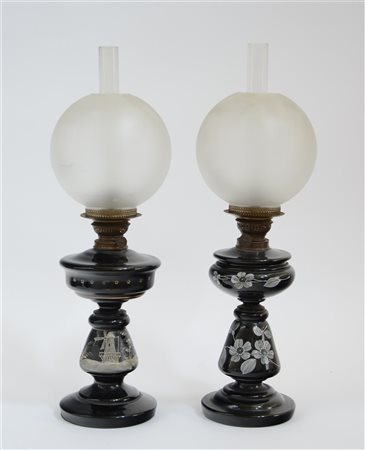 Lotto di due lampade a petrolio in vetro nero decorate con fiori a mulino (h to
