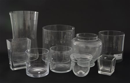 Gruppo di nove vasi in vetro trasparente incolore di forme e dimensioni differe