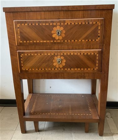 Comodino lastronato in noce e intarsiato in legno chiaro a motivi geometrici e
