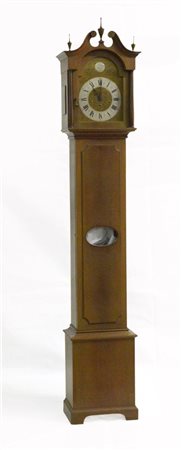 Orologio a torre con cassa decorata a pinnacoli. Quadrante in metallo a cifre r