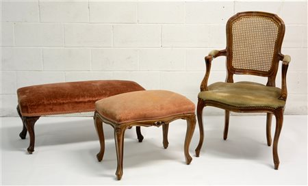 Lotto composto da due panchetti e una poltrona di epoche e fatture diverse (dif