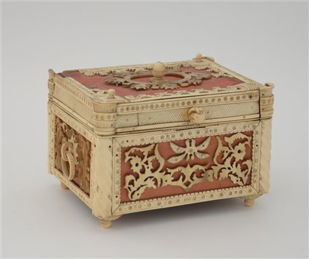 Scatola portagioie in osso e corno scolpita e traforata a motivi floreali e geo