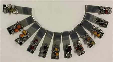 Gruppo di dodici segnaposti in pietra dura con fregi in metallo argentato raffi
