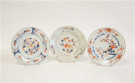Tre piatti in porcellana a smalti Imari decorati con motivi floreali (d. max cm