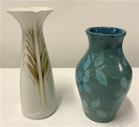 Manifatture diverse
Lotto composto da due vasi portafiori in ceramica e porcell