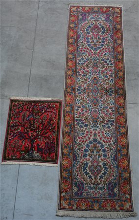 Lotto composto da una passatoia Kirman, Persia, secolo XX, a fondo bianco e un