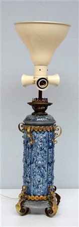 Lampada in ceramica decorata nei toni del bianco e del blu con motivi floreali