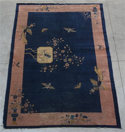 Tappeto Cina, periodo Decò.
Decoro pittorico con rami fioriti, uccelli, un dipi
